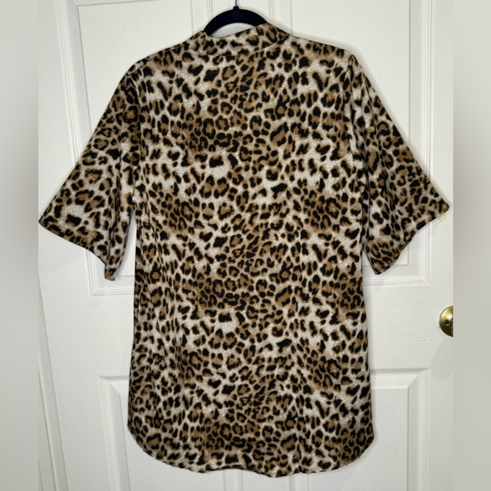 NWOT 3/4 Sleeve Leopard Print Hi-Low Hem, Split Neck Tunic Blouse. Size L. - Picture 3 of 4